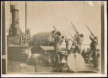 cca 1914-1918 A legénység ellenséges repülőgépre tüzel az Osztrák-Magyar Cs. és Kir. Dunaflottilla (K. u. k. Donauflottille) hadihajójának fedélzetén. Eredeti fotó, a hátoldalon feliratozva, egyik sarka kissé sérült, 17,5x12,5 cm / cca 1914-1918 Crewmen o
