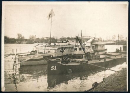 cca 1914-1918 Az Osztrák-Magyar Cs. és Kir. Dunaflottilla (K. u. k. Donauflottille) kórházhajója. Eredeti fotó, a hátoldalon feliratozva, egyik sarka kissé sérült, 17,5x12,5 cm / cca 1914-1918 Hospital ship of the Austro-Hungarian Danube Flotilla (K. u. k