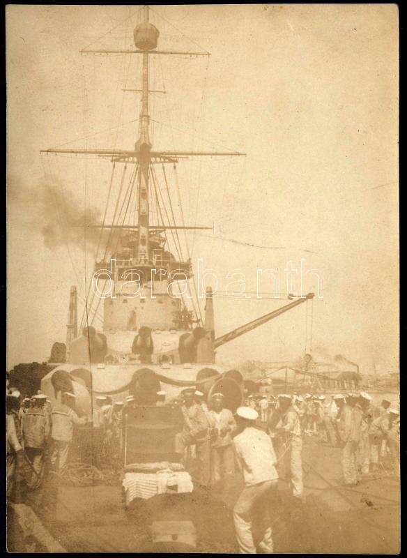 cca 1914-1918 SMS Viribus Unitis, az Osztrák-Magyar Cs. és Kir. Haditengerészet (K. u. k. Kriegsmarine) Tegetthoff-osztályú dreadnought csatahajója (Schlachtschiff), fedélzeti életkép a lövegtornyokkal és a parancsnoki híddal. Eredeti fotó, 10x7 cm / cca