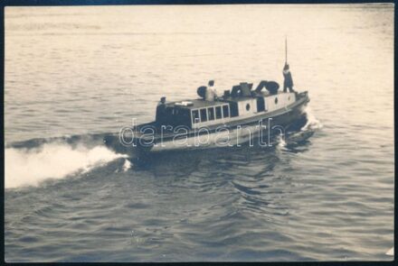 cca 1914-1918 SMS Viribus Unitis, az Osztrák-Magyar Cs. és Kir. Haditengerészet (K. u. k. Kriegsmarine) Tegetthoff-osztályú dreadnought csatahajójának motorcsónakja. Eredeti fotó, a hátoldalon feliratozva, 12x8 cm / cca 1914-1918 A motorboat of SMS Viribu