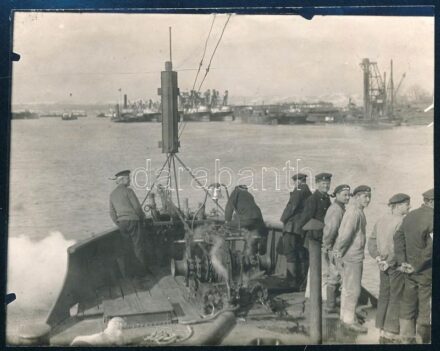 cca 1914-1918 SMS Álmos, az Osztrák-Magyar Cs. és Kir. Dunaflottilla (K. u. k. Donauflottille) folyami monitora Szörényvárnál (Turnu Severin, Románia). Eredeti fotó, a hátoldalon feliratozva, 11x8,5 cm / cca 1914-1918 SMS Álmos, river monitor of the Austr