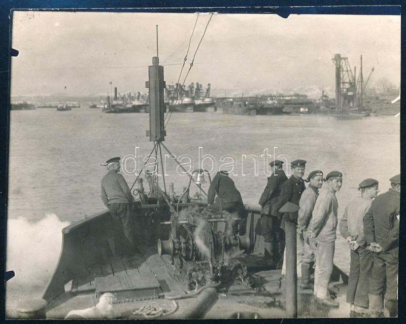 cca 1914-1918 SMS Álmos, az Osztrák-Magyar Cs. és Kir. Dunaflottilla (K. u. k. Donauflottille) folyami monitora Szörényvárnál (Turnu Severin, Románia). Eredeti fotó, a hátoldalon feliratozva, 11x8,5 cm / cca 1914-1918 SMS Álmos, river monitor of the Austr