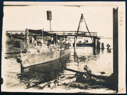 cca 1914-1918 Az Osztrák-Magyar Cs. és Kir. Dunaflottilla (K. u. k. Donauflottille) őrnaszádja javítás alatt Mitrovicánál (Koszovó). Eredeti fotó, a hátoldalon feliratozva, 11x8 cm / cca 1914-1918 Patrol boat of the Austro-Hungarian Danube Flotilla (K. u.