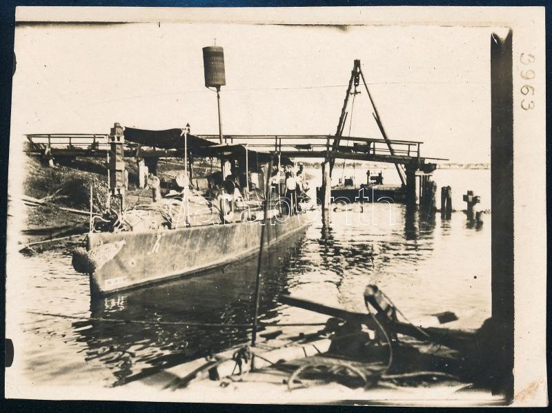 cca 1914-1918 Az Osztrák-Magyar Cs. és Kir. Dunaflottilla (K. u. k. Donauflottille) őrnaszádja javítás alatt Mitrovicánál (Koszovó). Eredeti fotó, a hátoldalon feliratozva, 11x8 cm / cca 1914-1918 Patrol boat of the Austro-Hungarian Danube Flotilla (K. u.