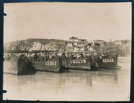 cca 1914-1918 Az Osztrák-Magyar Cs. és Kir. Dunaflottilla (K. u. k. Donauflottille) csapatszállítói Hirsovánál (Hârsova, Románia). Eredeti fotó, a hátoldalon feliratozva, 11x8,5 cm / cca 1914-1918 Troop transports of the Austro-Hungarian Danube Flotilla (