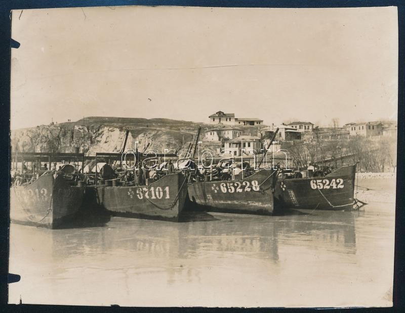 cca 1914-1918 Az Osztrák-Magyar Cs. és Kir. Dunaflottilla (K. u. k. Donauflottille) csapatszállítói Hirsovánál (Hârsova, Románia). Eredeti fotó, a hátoldalon feliratozva, 11x8,5 cm / cca 1914-1918 Troop transports of the Austro-Hungarian Danube Flotilla (