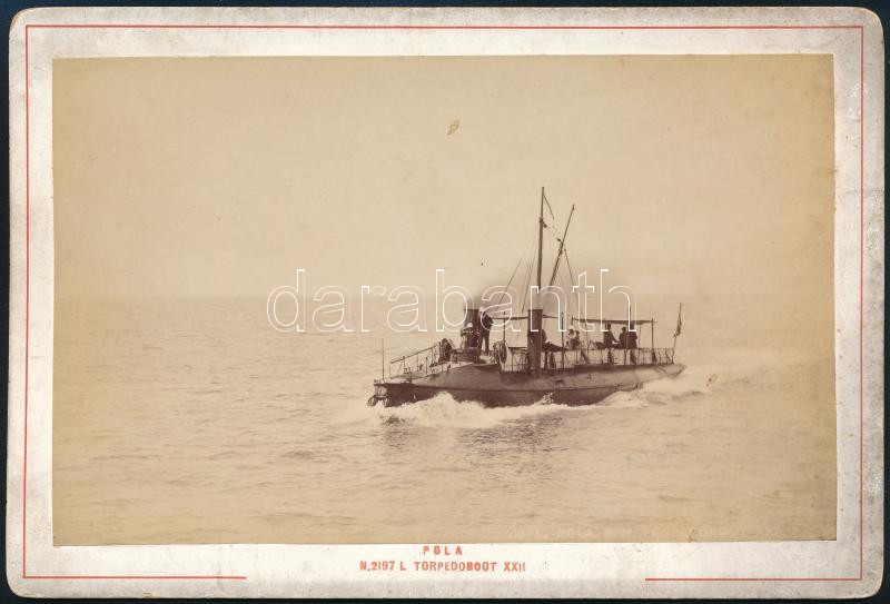 1900 S.M.Tb. XXII torpedoboot a tengeren. a hátoldalán a hadihajó kapitánya Bogumil Nowotny (1892-1960) autográf feliratával. 17x11 cm / S.M.Tb. XXII t at sea. Two officers in white pith helmets stand on the bridge. Several sailors are on the aft deck. Au