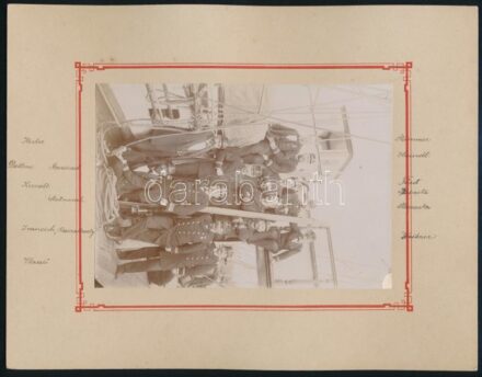 1901 A régebbi S.M.S. Zrínyi hajó utolsó útjának emlékére készült fénykép a hajó tisztjeiről a fedélzeten. A tisztek neveivel. 1900 októberében indult a hajó utolsó útjára, Nápoly, Velence, Marseille, Barcelona és Cartagena érintésével, végül visszatért P