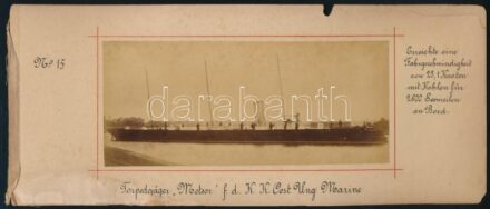 cca 1887 S.M.S. Meteor (1887-1920) torpedó vadász hadihajó frissen a megépítése után Schichau kikötőben 16 cm x 7 cm kartonon, feliratozva, a hajó sebességi csúcsával / Original mounted sepia photograph of S.M.S. Meteor, taken at the Schichau shipyard in
