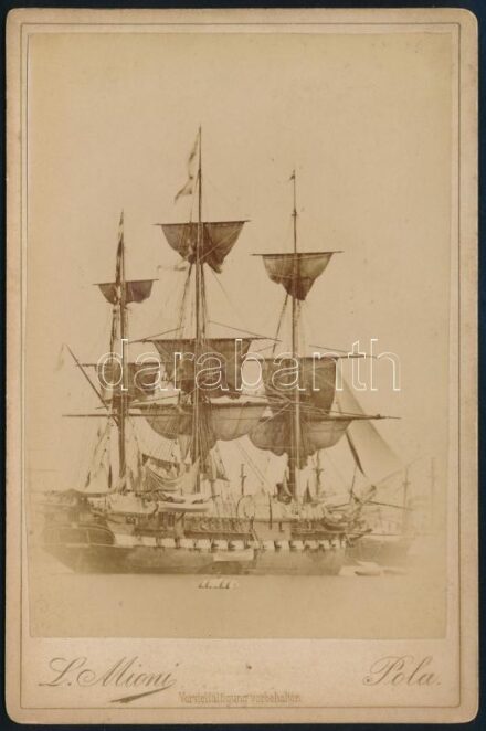 cca 1860 Az S.M.S. Bellona 44-es fregatt (ca 1840-1903) hajóról készült kabinetfotó. A hajóról kapta a nevét Polában a Bellona móló az Oliva sziget mellett. / S.M.S. Bellona 44-gun frigate, in port, viewed from the portside. No date, but certainly taken b