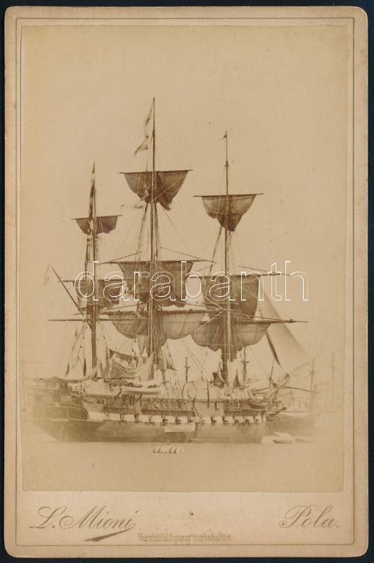 cca 1860 Az S.M.S. Bellona 44-es fregatt (ca 1840-1903) hajóról készült kabinetfotó. A hajóról kapta a nevét Polában a Bellona móló az Oliva sziget mellett. / S.M.S. Bellona 44-gun frigate, in port, viewed from the portside. No date, but certainly taken b