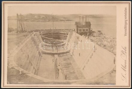 cca 1886 Pola szárazdokk. Nagyobb méretű keményhátú fotó 17x11 cm / Pola. View of the Pola dry dock under construction. by the studio of L. Mioni, Pola 17x11 cm