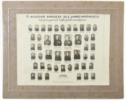1925 A Magyar Királyi Államrendőrség tanfolyamot hallgatott rendőrei, kartonra kasírozott fotó, 16,5×20,5 cm