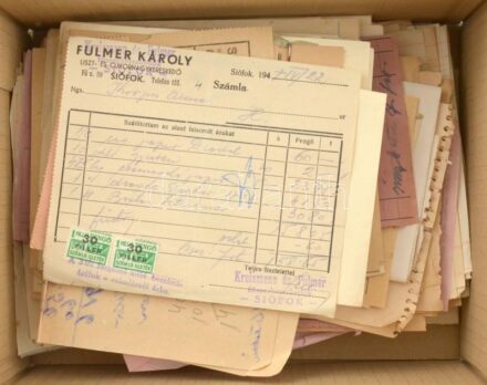 Néhány száz számlailletékbélyeges számla és szállítólevél számlailleték bélyegekkel / a few hundred invoices and delivery notes with invoice duty stamps