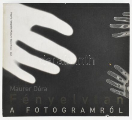 Maurer Dóra: Fényelvtan. A fotogramról. A művész, Maurer Dóra (1937- ) a Nemzet Művésze címmel kitüntetett, Kossuth-díjas grafikus-, festőművész által Haraszty István "Édeskének" (1934-2022), Kossuth-díjas szobrász-, festőművész részére DEDIKÁLT példány!