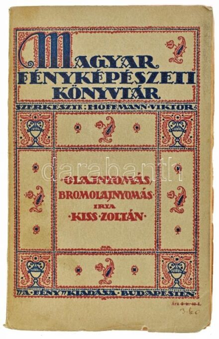Kiss Zoltán: Olajnyomás, bromolajnyomás. Magyar Fényképészeti Könyvtár Szerk.: Hoffmann Viktor. Bp., 1915., A Fény,136 p.+4 t. Kiadói szecessziós illusztrált papírkötésben, a gerinc és a kötés sérült, egyébként jó állapotban.