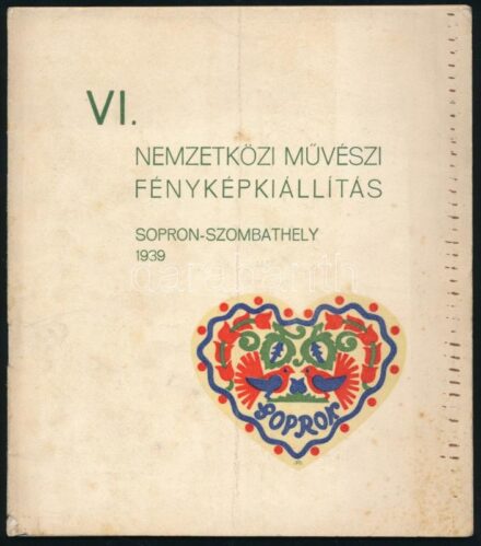 1939 VI. Nemzetközi művészi fényképkiállítás. 1939. szeptember - október. Sopron - Szombathely (Hongrie.) Sopron, 1939, Soproni Fotoclub, (Röttig-Romwalter-ny.), 18+8 p.+3 (kétoldalas fekete-fehér képtáblák) t. +1 (Díjazás - Zuerkennungen - Awards) p. Fek