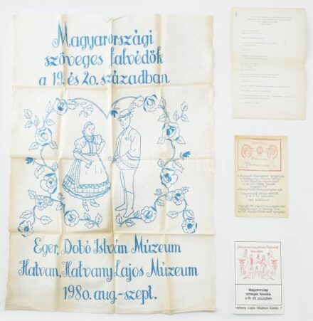 Magyarországi szöveges falvédők a 19-20. században. Szerk.: Kovács Ákos. Hatvany Lajos Múzeum No. 7. Bp., 1980, Hatvany Lajos Múzeum, 89 p. + 1 (Az asszony/férfi életének egy napja) t. Kiadói papírkötés. + 1981 Magyarországi szöveges falvédők a 19-20. szá