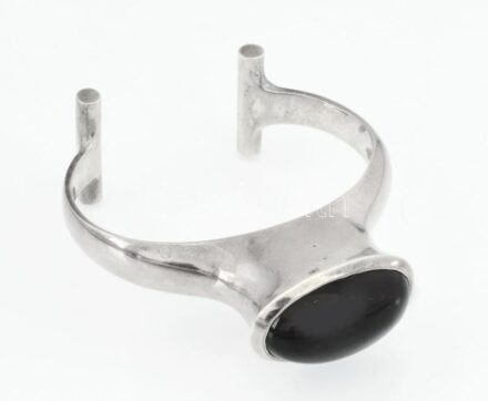 Ezüst(Ag) Péter Vladimir (1947-) által tervezett karperec füstkvarccal, jelzett (Wladis), 5,5×4 cm, bruttó: 67,95 g, reprodukálva a Horváth-Kelényi-Buzinkay-Ébli: Értékmentő szenvedély című könyv 239. oldalán. Kiállítva: Bp., 2008, Iparművészeti