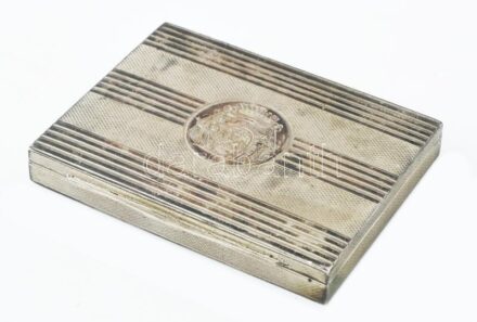 Gróf csíkszentkirályi és krasznahorkai Andrássy Mihály címeres ezüst cigaretta tárcája, belül az 1933-as Gödöllői Jamboree emlék véséssel, melynek Andrássy egyik fő szervezője volt. Jelzett 65 g 5,5x8 cm / 1933 Gödöllö Scout Jamboree main organiser count