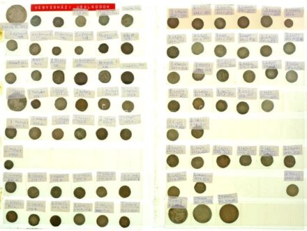 1337-1619. Rendezett, 80db-os garas, dénár és parvus gyűjtemény berakólapon a vegyesházi királyok idejéből és a Habsburg-korszak elejéről, benne ritkábban előforduló és keresett darabok: "I. Károly" garas (Unger I. 355.), "Interregnum" denár (Unger I. 480