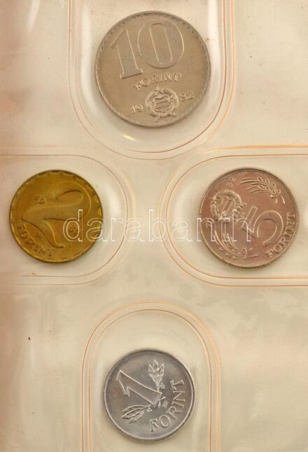 1982. 2f-10Ft (9xklf) forgalmi sor, "Magyar Népköztársaság - forgalmi érméi" feliratú bordó műbőrtokban, belső oldalon tájékoztatóval T:UNC Hungary 1982. 2 Fillér - 10 Forint (9xdiff) coin set in burgundy faux leather case, with "Magyar Népköztársaság - f