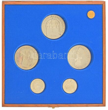 Csóka Zsuzsanna (1962-) 1996. "Millecentenárium" Ag emlékérem sorozat fa dísztokban a Babits Kiadótól a következő felosztásban: "Árpád fejedelem / Csodaszarvas és Lehel kürtje" + "Szent Korona / Rakamazi Korong" + "Attila kardja / Tarsoly" (3x~93,80g/0.92