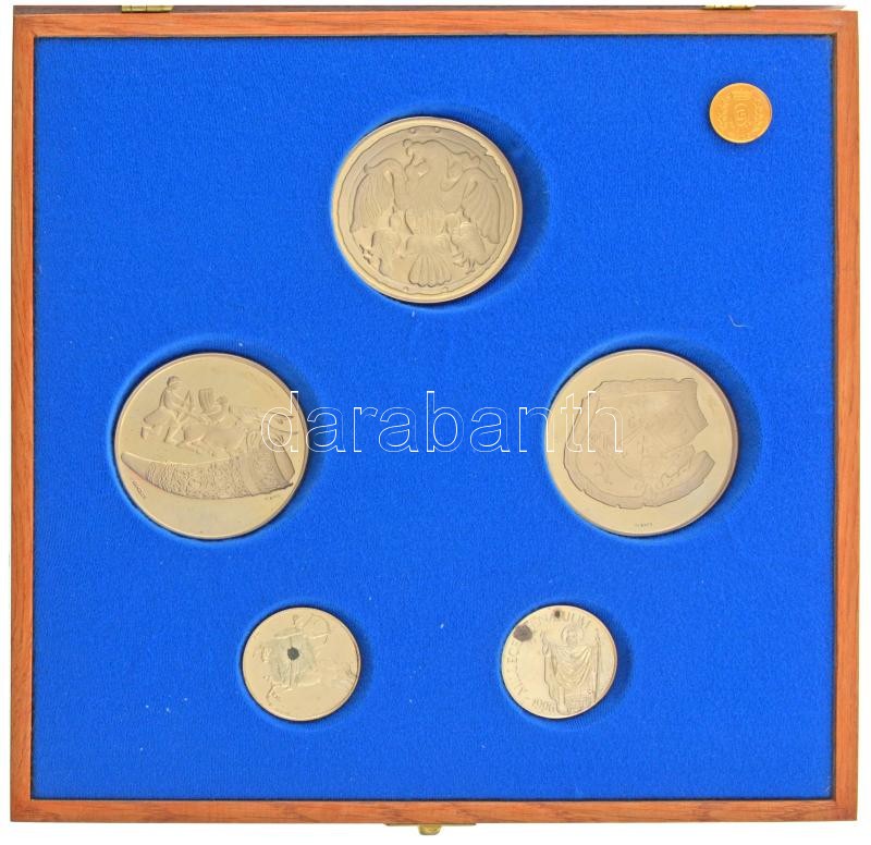 Csóka Zsuzsanna (1962-) 1996. "Millecentenárium" Ag emlékérem sorozat fa dísztokban a Babits Kiadótól a következő felosztásban: "Árpád fejedelem / Csodaszarvas és Lehel kürtje" + "Szent Korona / Rakamazi Korong" + "Attila kardja / Tarsoly" (3x~93,80g/0.92 - Image 2