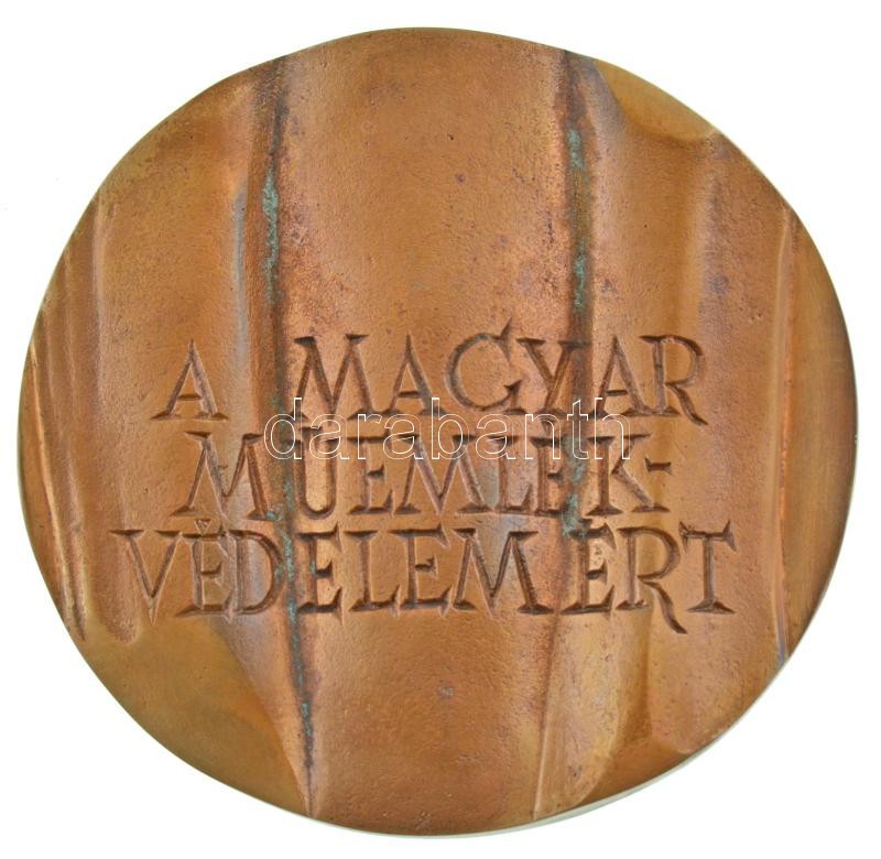 Kiss Nagy András (1930-1997) DN "A Magyar Műemlékvédelemért" kétoldalas, öntött bronz plakett, eredeti dísztokban (105-109mm) T:AU kis patina / Hungary ND "For the Hungarian Historic Preservation" double-sided cast bronze plaque in original display case ( - Image 2