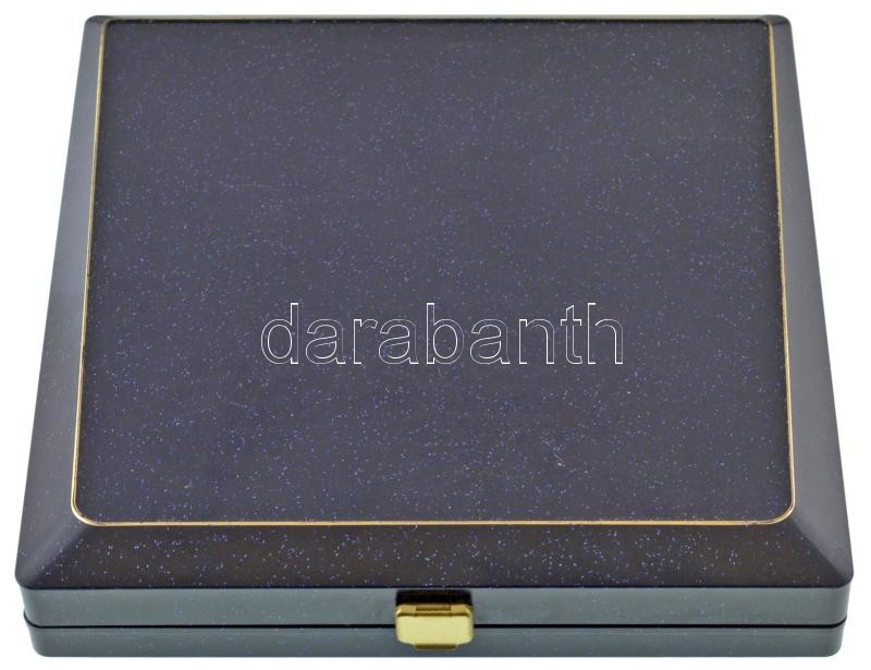 Lebó Ferenc (1960-) DN "Szent László kegyhelye, Győr / Győr barátainak köre Budapesten - alapítva 1987" kétoldalas, nagyméretű bronz emlékplakett dísztokban (128mm) T:UNC akasztónyom a peremen / Hungary ND "Szent László kegyhelye, Győr / Győr barátainak k - Image 3