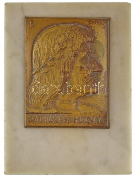 Pátzay Pál (1896-1979) ~1940. "Mathias Rex Hungariae (Mátyás király)" egyoldalas aranyozott bronz emlékplakett (77x60mm) márványtalapzathoz erősítve (123x92mm) T:XF kopott aranyozás / Hungary ~1940. "Mathias Rex Hungariae" one-sided gilt bronze plaque (77