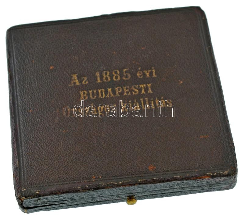Schwartz István (1851-1924) 1885. "Országos Általános Kiállítás Budapesten 1885 / Vörösmarty Józsefnek Köveskálla - Az érdem jeléül" kétoldalas bronz emlékérem eredeti "Az 1885 évi Budapesti Országos kiállítás" feliratú kopott dísztokban (65mm) T:AU patin - Image 3