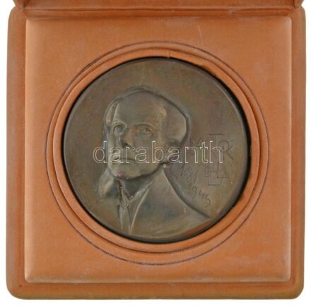 Vígh Tamás (1926-) 1981. "Bartók Béla 1881-1945 / Bartók Béla születésének 100. évfordulójára - Bartók Emlékbizottság" kétoldalas bronz plakett, eredeti dísztokban (92mm) T:AU / Hungary 1981. "Bartók Béla 1881-1945 / Bartók Béla születésének 100. évfordul