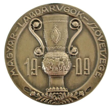 1931. "Magyar Labdarúgók Szövetsége" kétoldalas, jelzett Ag díjérem, hátoldalán "II. díj 1930-31" gravírozással és "SGA" gyártói jelzéssel. A Magyar Kupa 1930-1931-es idényében a III. Kerület és a Ferencváros jutott a döntőbe. Mindkét csapat a profi elsőo
