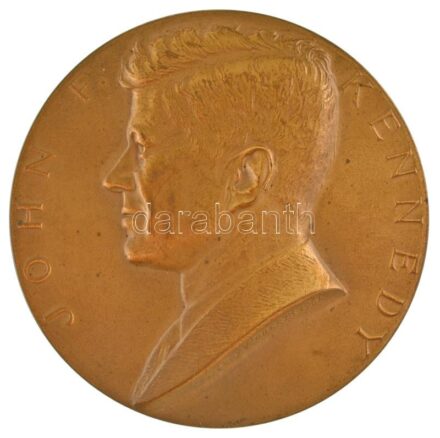 Amerikai Egyesült Államok DN "John F. Kennedy" bronz emlékérem "United States Mint - Treasury" papírtokban, műanyag támasztóval (76mm) T:UNC / USA ND "John F. Kennedy" bronze commemorative medallion in "United States Mint - Treasury" paper case, with plas