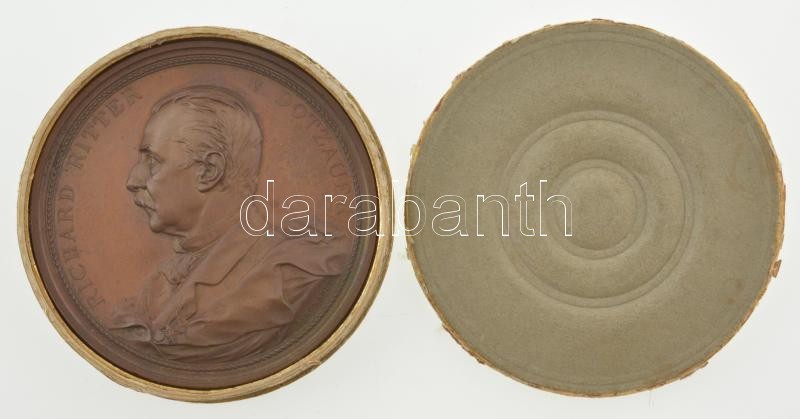 Csehország (történelmi tartomány) 1880. "A Prágai Kereskedelmi és Iparkamara megalakulásának 30. évfordulóján. 1880. november 18. / Richard Ritter von Dotzauer" bronz emlékérem eredeti, sérült kartontokban (64mm) T:UNC,AU patina / Bohemia 1880. "Die Hande - Image 3