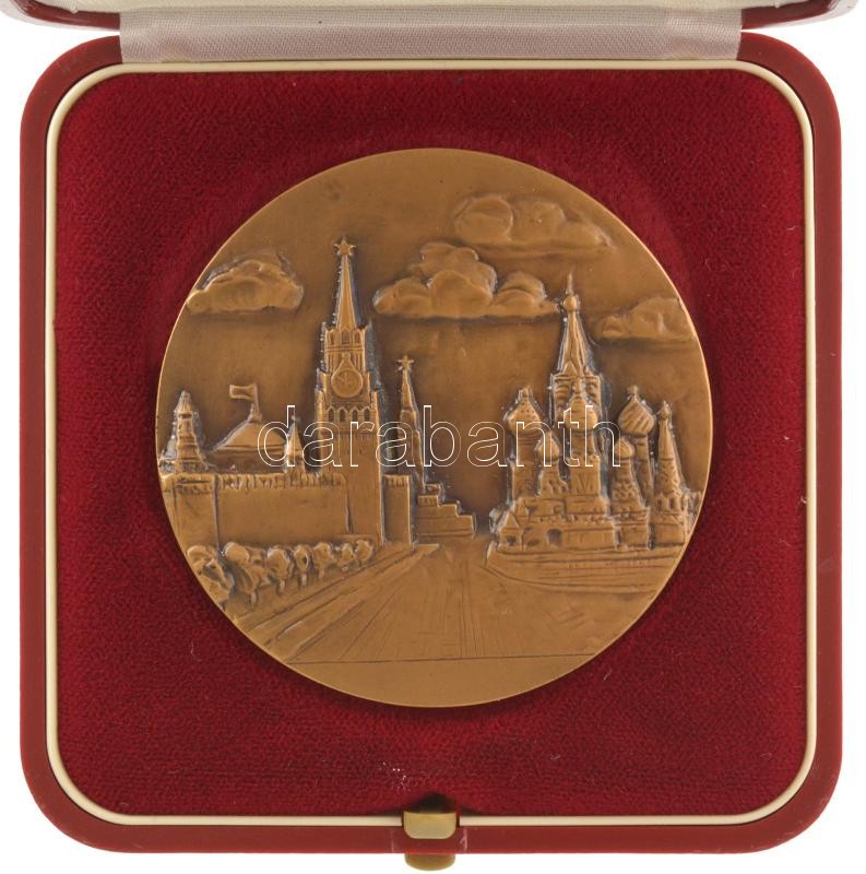 Szovjetunió 1980. "Moszkvai Olimpia 1980" kétoldals bronz résztvevői emlékérem, eredeti tokban. Szign: A.Leonova (120,5g/60mm) T:AU / Soviet Union 1980. "Olimpic Games Moscow 1980" double-sided brozne participation medallion in original case. Sign.: A. Le - Image 3