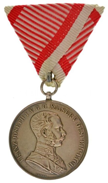 ~1870. "Ferenc József I. osztályú Ezüst Vitézségi Érem" peremén jelzett Ag kitüntetés modern mellszalagon. Szign.:Leisek T:XF Hungary ~1870. "Silver Gallantry Medal, 1st Class" Ag decoration, hallmarked on the edge, with modern ribbon. Sign: Leisek C:XF N