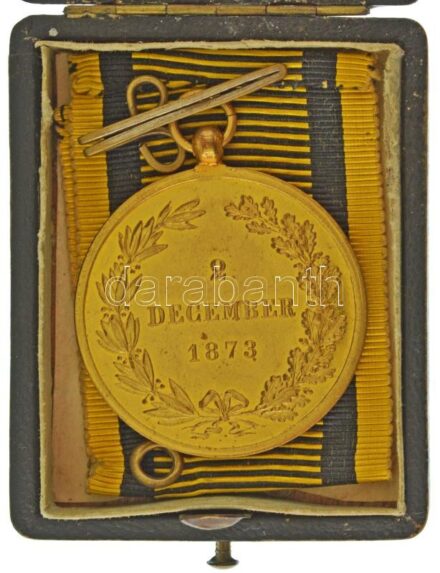 1873. "Hadiérem" aranyozott bronz kitüntetés gömbfüllel, eredeti tokban, hajtatlan mellszalaggal T:UNC Hungary 1873. "War Medal" gilt bronze decoration in original case, with unfolded ribbon C:UNC NMK 231.var