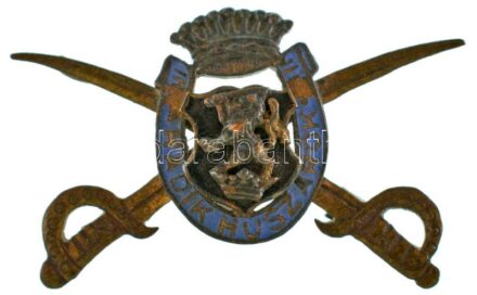 ~1900. "Hadik huszárok" a Császári és Királyi 3. Huszárezred "Gróf Hadik András Huszárezred" keresztezett szablyás, ezüstözött és zománcozott bronz jelvénye (~15x31mm) T:VF a tű hiányzik a hátoldaláról, zománchiba, kopott ezüstözés / Hungary ~1900. "Hadik