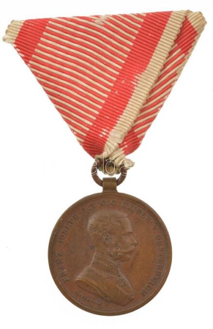1914. "Ferenc József Bronz Vitézségi Érem" bronz kitüntetés mellszalagon. Szign.: Tautenhayn T:AU / Hungary 1914. "Bronze Gallantry Medal (Der Tapferkeit)" bronze decoration with ribbon. Sign.: Tautenhayn C:AU NMK 137.