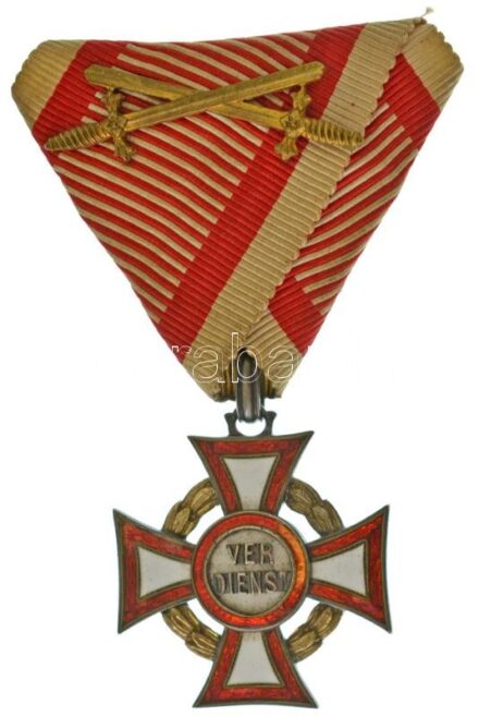 1916. "A Katonai Érdemkereszt III. Osztálya hadidíszítménnyel és kardokkal" fülön jelzett, zománcozott Ag kitüntetés mellszalagon, eredeti tokban T:XF zománchiba Hungary 1916. "Military Merit Cross, 3rd Class with war decoration" enamelled Ag decoration o