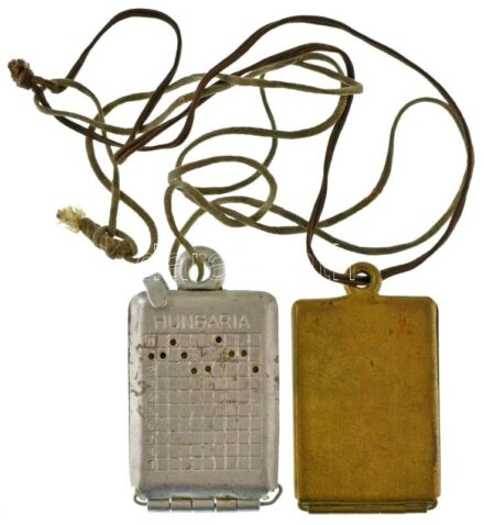 Osztrák-Magyar Monarchia ~1917. "Feldkanonenregiment (Mezei Fegyverezred)" I. világháborús nyitható magyar katonai dögcédula (a hozzá tartozó személyi papírral) + ~1940. II világháborús katonai azonossági jegy (a hozzá tartozó személyi papírral) (dögcédul