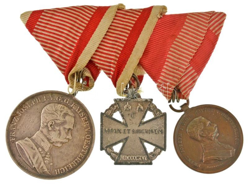 Kecskeméti József őrvezető hagyatékából: 1918. "Ferenc József I. osztályú Ezüst Vitézségi Érem" peremén jelzett Ag kitüntetés függesztőkarika nélkül, mellszalaggal. Szign.: Leisek + 1917. "Károly-csapatkereszt" Zn kitüntetés mellszalagon + 1917. "Ferenc J