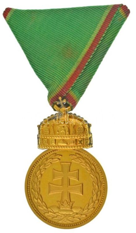 1922. "Magyar Koronás Bronzérem vörös-fehér szegélyezésű szalagon (katonai tagozat)" aranyozott, jelzetlen bronz kitüntetés T:AU mellszalagon folt Hungary 1922. "Hungarian Bronze Medal with the Holy Crown with red and white bordered ribbon (military depar
