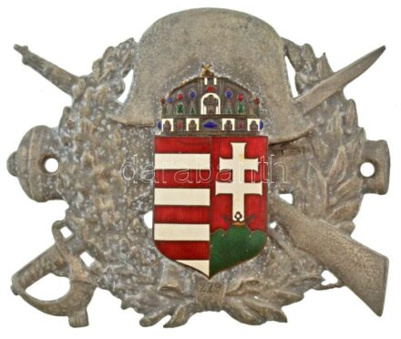 ~1930-1940. Magyar Honvédség Harckocsi jelvénye, zománcbetétes, csavarokkal rögzíthető, magyar címeres fém (az oxidáció jellegéből feltehetően Zn) jelvény. Kétoldalt a hadsereg három fegyvernemének (gyalogság, tüzérség, lovasság) jelképeivel, hátoldalon "