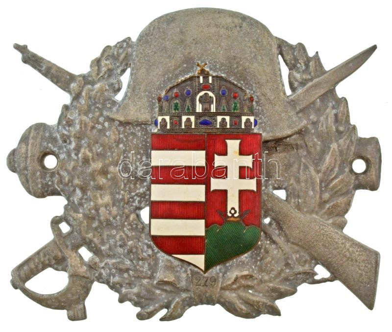 ~1930-1940. Magyar Honvédség Harckocsi jelvénye, zománcbetétes, csavarokkal rögzíthető, magyar címeres fém (az oxidáció jellegéből feltehetően Zn) jelvény. Kétoldalt a hadsereg három fegyvernemének (gyalogság, tüzérség, lovasság) jelképeivel, hátoldalon "