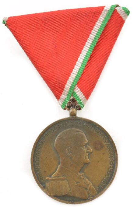 1939. "Magyar Bronz Vitézségi Érem" bronz kitüntetés, fémjel nélkül, eredeti mellszalaggal T:AU,XF / Hungary 1939. "Bronze Medal for Bravery" bronze decoration with ribbon C:AU,XF NMK 439.