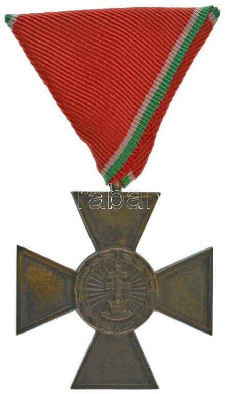 1939. "Magyar Bronz Érdemkereszt" bronz kitüntetés, eredeti mellszalagon T:XF Hungary 1939. "Hungarian Bronze Merit Medal" bronze decoration, with original ribbon C:XF NMK 389.
