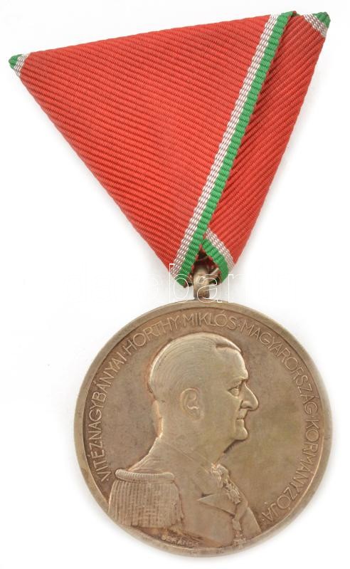 1939-1945. "Magyar Nagy Ezüst Vitézségi Érem" ezüstözött bronz kitüntetés, peremen "BRONZ" fémjel, eredeti mellszalagon. Szign.: Berán Lajos T:AU patina / Hungary 1939-1945. "Large Hungarian Silver Gallantry Medal" silver-plated bronze decoration, with "B